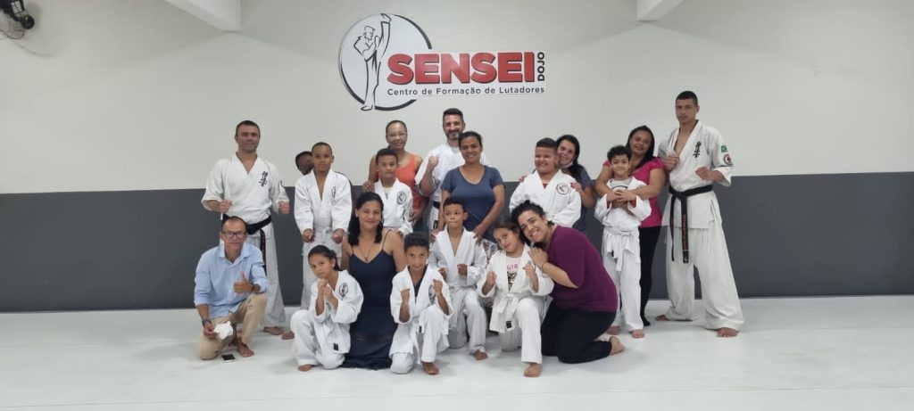 crianças e pais no treino de karate no instituto sensei dojo