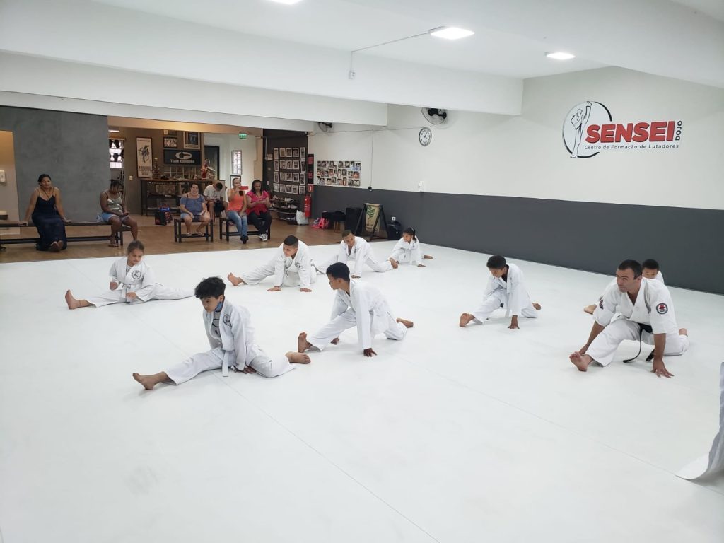 crianças treinando karate no instituto sensei dojo alongamento